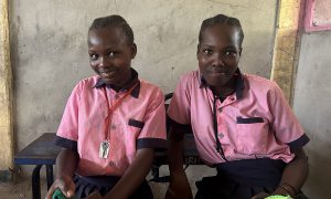 Två flickor i Kenya i skoluniform.
