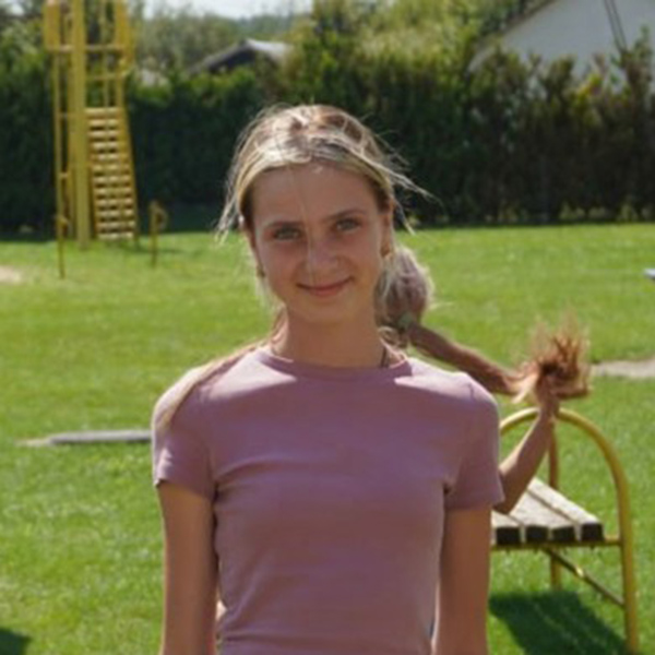 Flicka på barnläger i Ukraina.