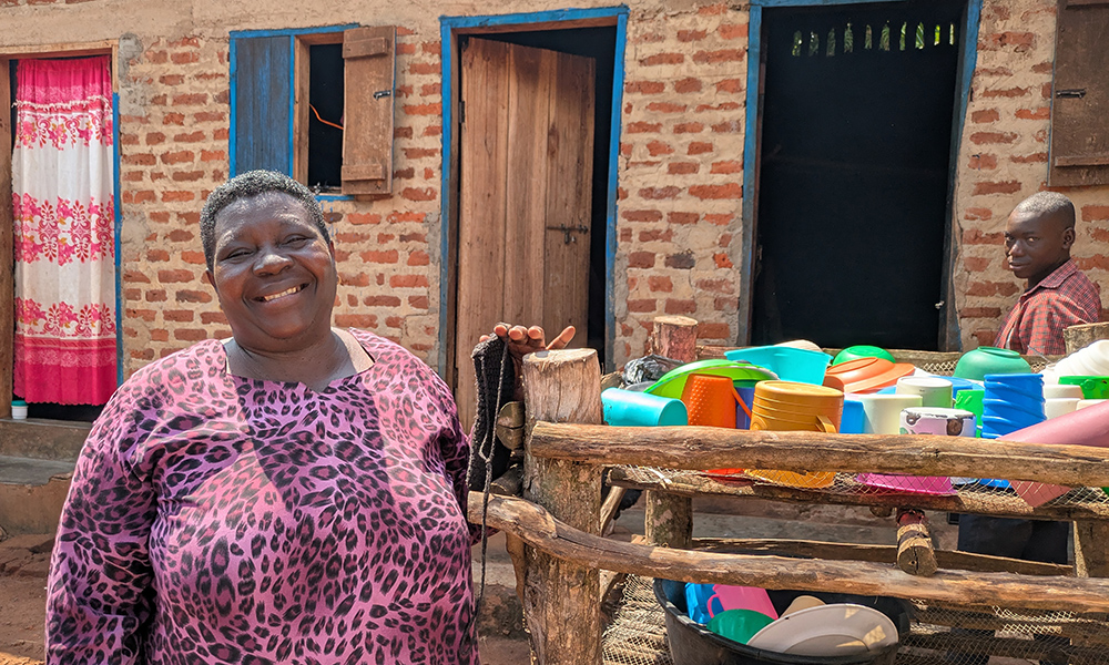 Kvinna i Uganda står vid ett utomhusdiskställ.