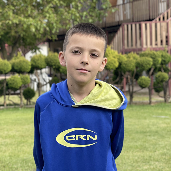 Pojke på barnläger i Ukraina.