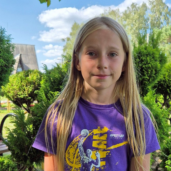 Flicka på barnläger i Ukraina.