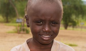 Porträttbild på litet barn i Kenya.